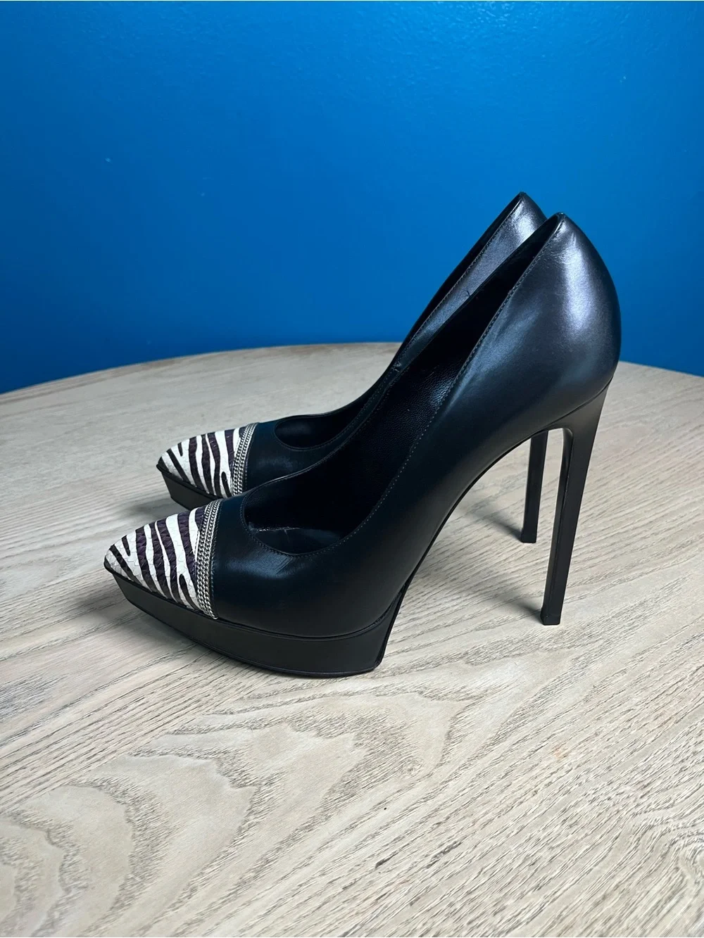 Saint Laurent Black Leather Pumps with Zebra-Print Pointed Toe - Picture 4 of 12